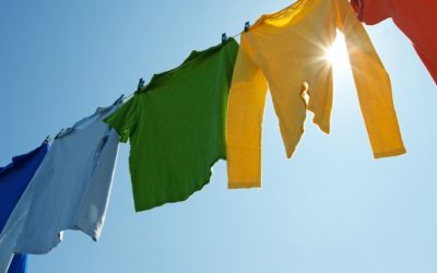 ¿Puede la luz solar y artificial decolorar una prenda?